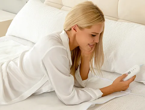 Poliéster branco elétrico sob cobertor